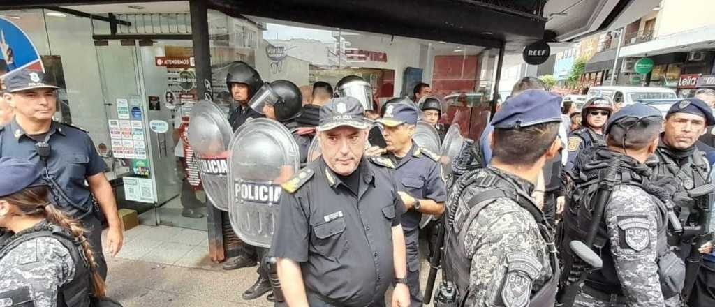 Video: un joven agredi&oacute; la camioneta en la que iba Milei y lo arrestaron