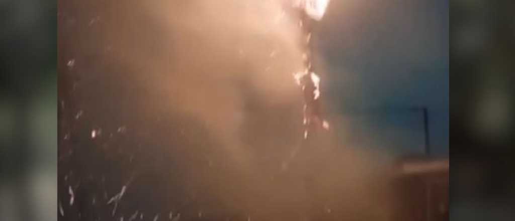 Video: un rayo alcanz&oacute; a una palmera y provoc&oacute; cortes de luz en Guaymall&eacute;n