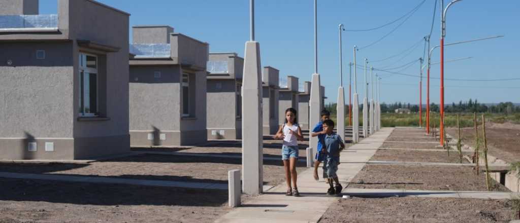 Cuarenta familias de Las Heras firmaron la escritura de la casa