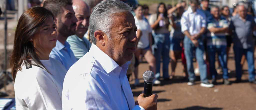 Sin Manzur, Cornejo entreg&oacute; viviendas en Rivadavia