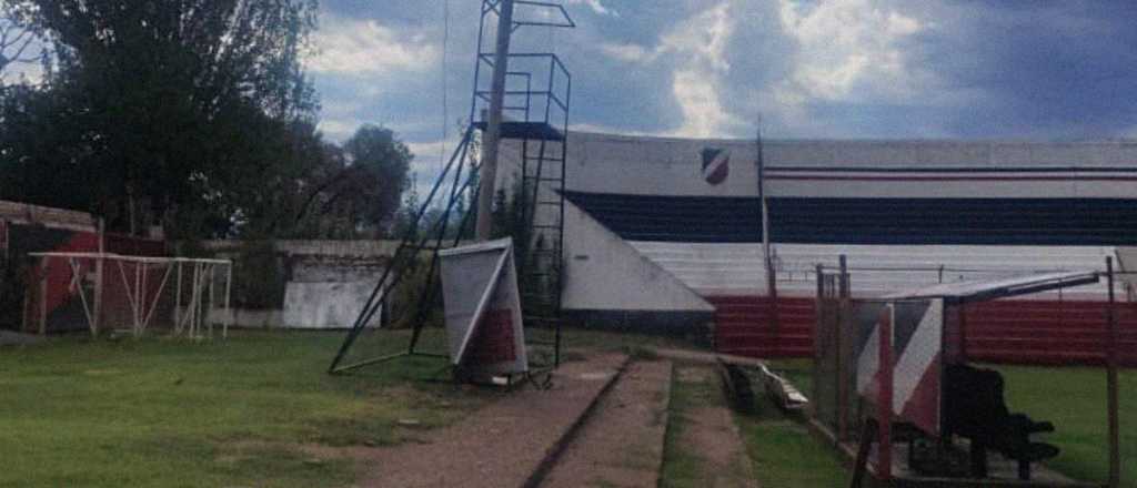 La tormenta caus&oacute; destrozos en el Deportivo Maip&uacute;