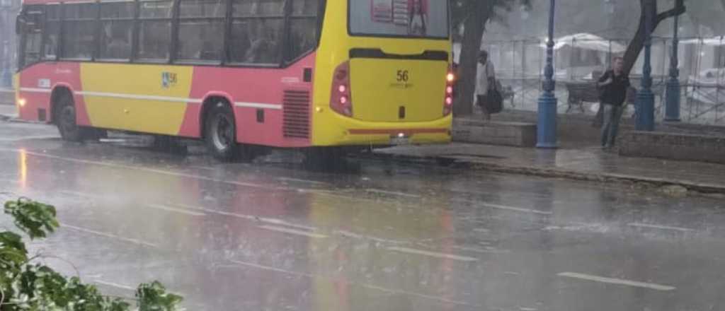 Alerta naranja por lluvias en Mendoza: en qu&eacute; zonas y a qu&eacute; hora