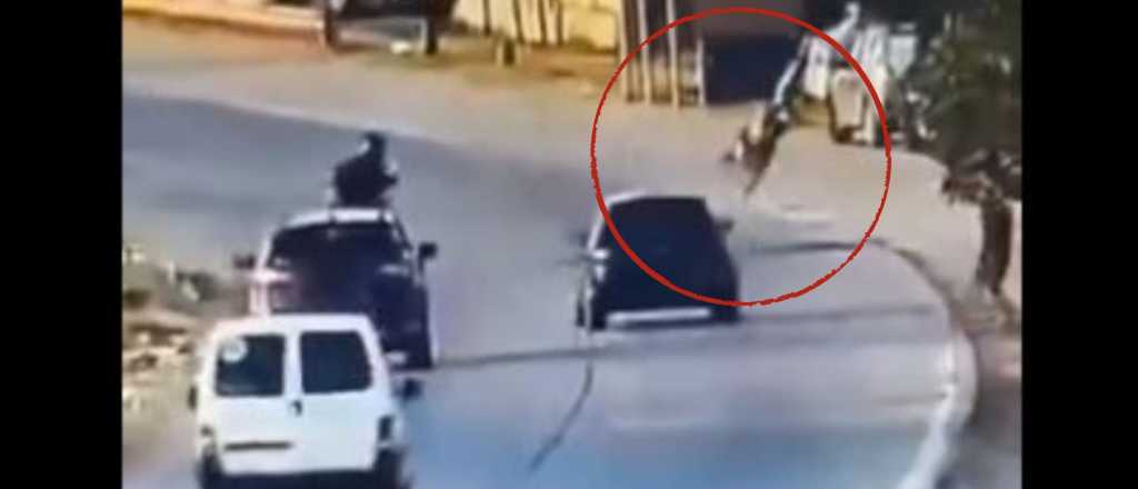 Video brutal: una policía arrolló a un delincuente y evitó un robo