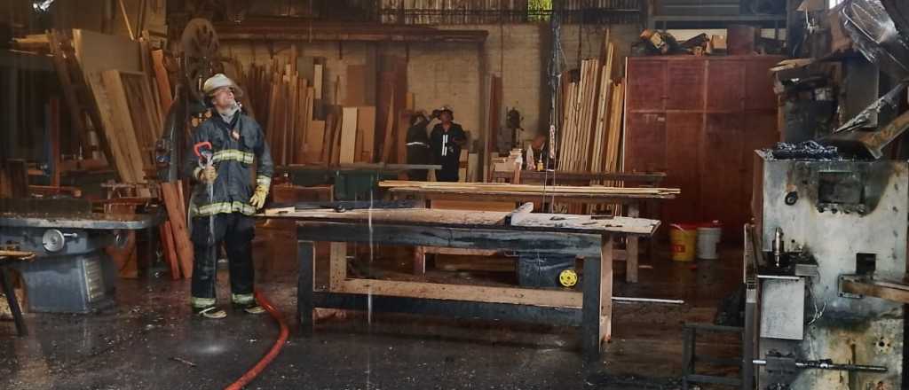 Gran incendio en una carpintería de Godoy Cruz