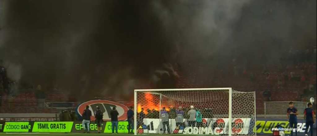 La barra de la U de Chile prendió fuego un estadio por el precio de las entradas