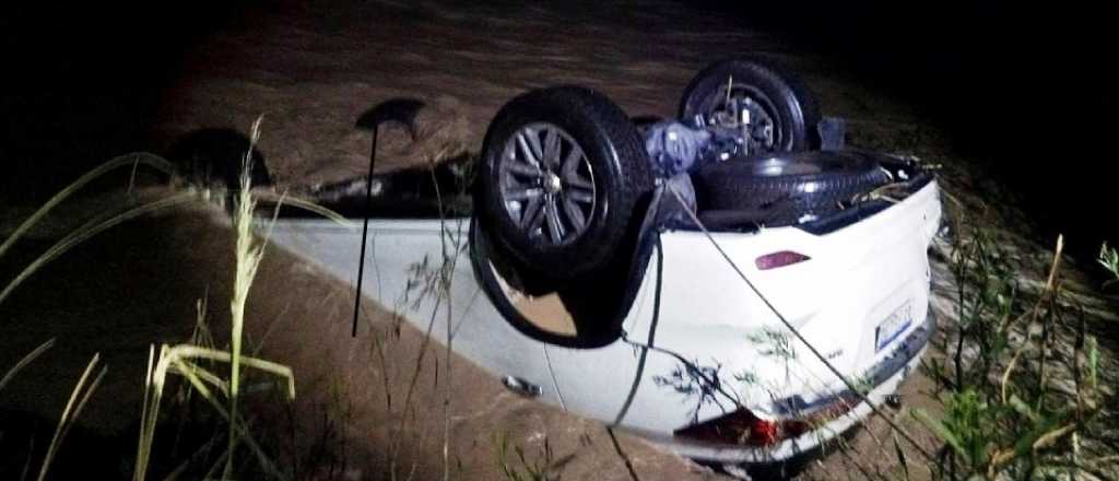 Video: dos j&oacute;venes rescataron a una pareja de una crecida en San Rafael