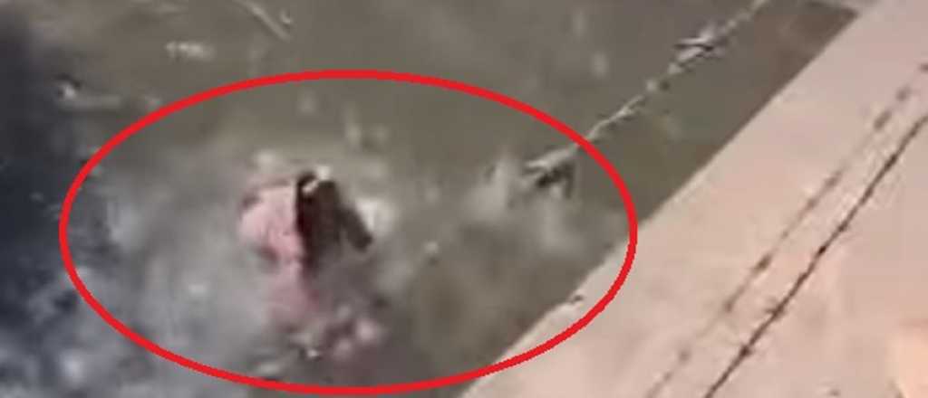 Video: dram&aacute;tico rescate de una mujer en una canal de San Rafael 