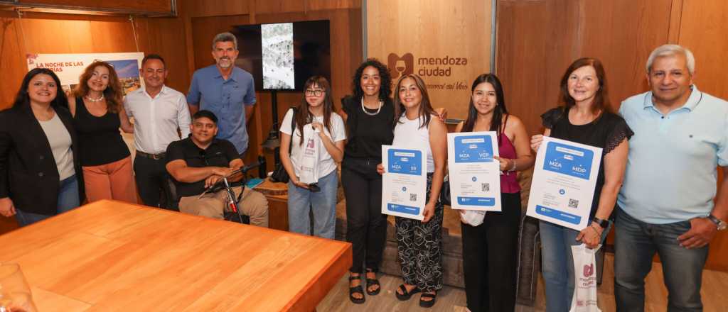 Ulpiano Suarez entreg&oacute; los premios del programa "Compr&aacute; en las Fiestas"