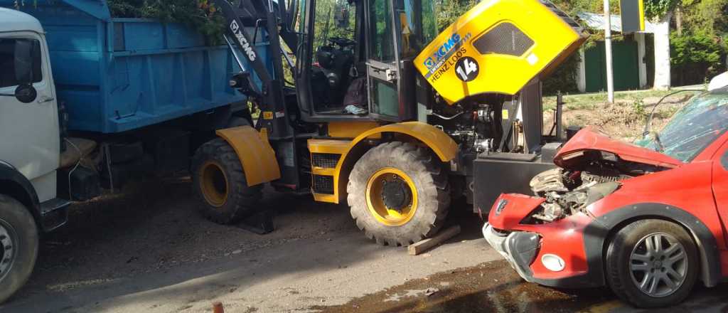 Una camioneta atropelló a un obrero y lo tiró debajo de una retroexcavadora