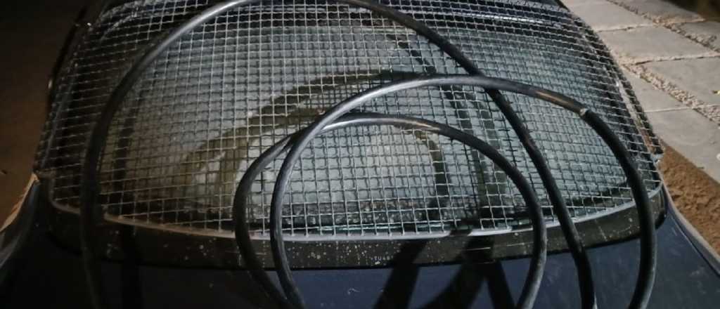 Atraparon a un hombre que estaba colgado de un poste de luz en Capital