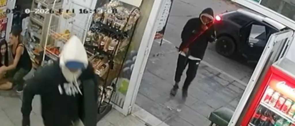 Video: una banda asaltó un local y tomó de rehén a una chica en Mar del Plata