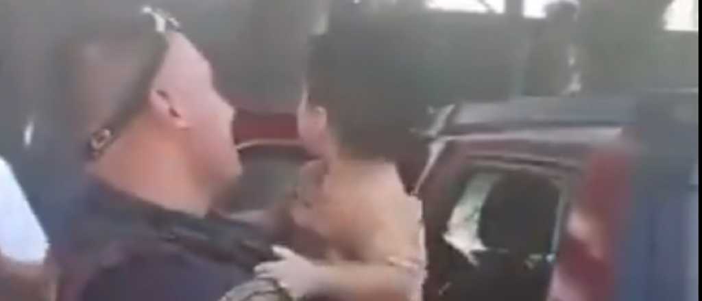 Video: ni&ntilde;o de 2 a&ntilde;os fue rescatado tras quedar dentro de un auto 