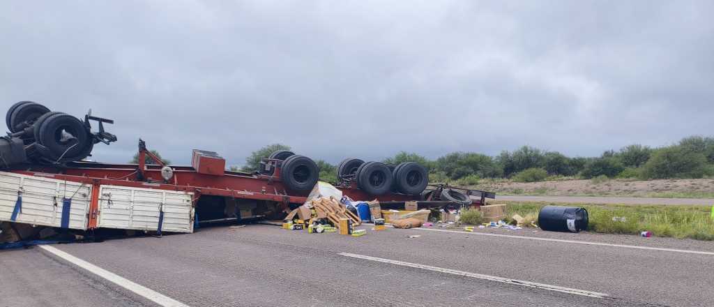 Un cami&oacute;n volc&oacute; en La Paz y qued&oacute; totalmente atravesado en la Ruta 7