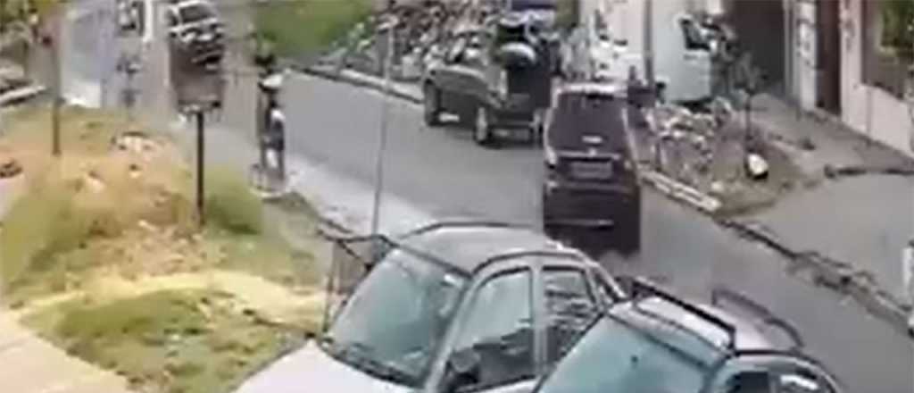 Video: un muerto al ser aplastado por un auto que perdi&oacute; el control