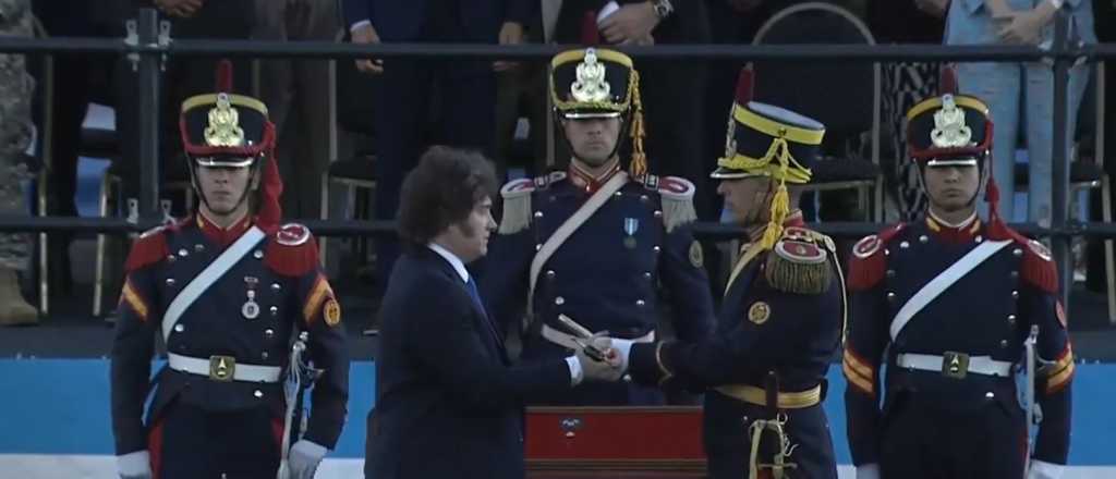 Milei entreg&oacute; el sable de San Mart&iacute;n y record&oacute; el robo de la Juventud Peronista