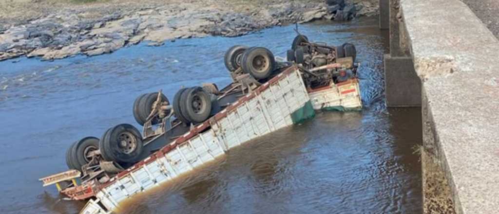 Video: un cami&oacute;n descarril&oacute; y cay&oacute; a un r&iacute;o, el conductor muri&oacute;