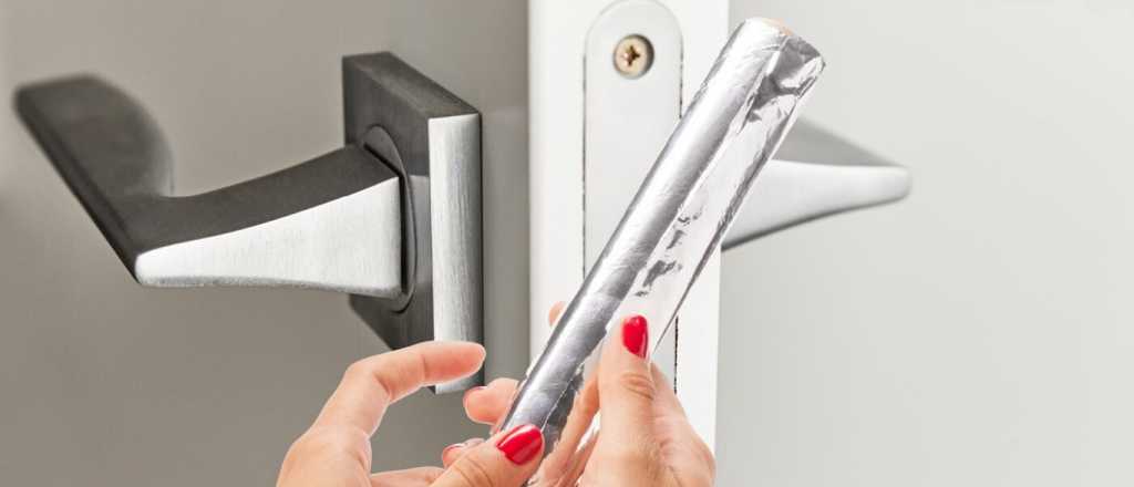 Por qué recomiendan poner papel aluminio en el picaporte