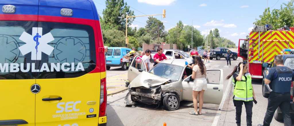 Seis heridos por una camioneta que pas&oacute; en rojo en la Rodr&iacute;guez Pe&ntilde;a