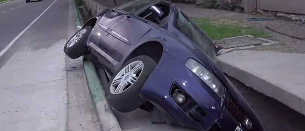Perdió el control de su auto y cayó a una acequia en Maipú