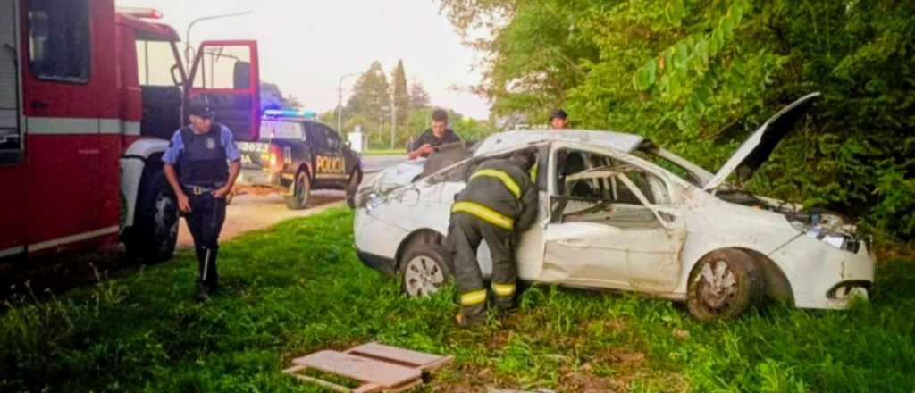 Un auto volc&oacute; frente a la bodega Bianchi: dos j&oacute;venes heridos