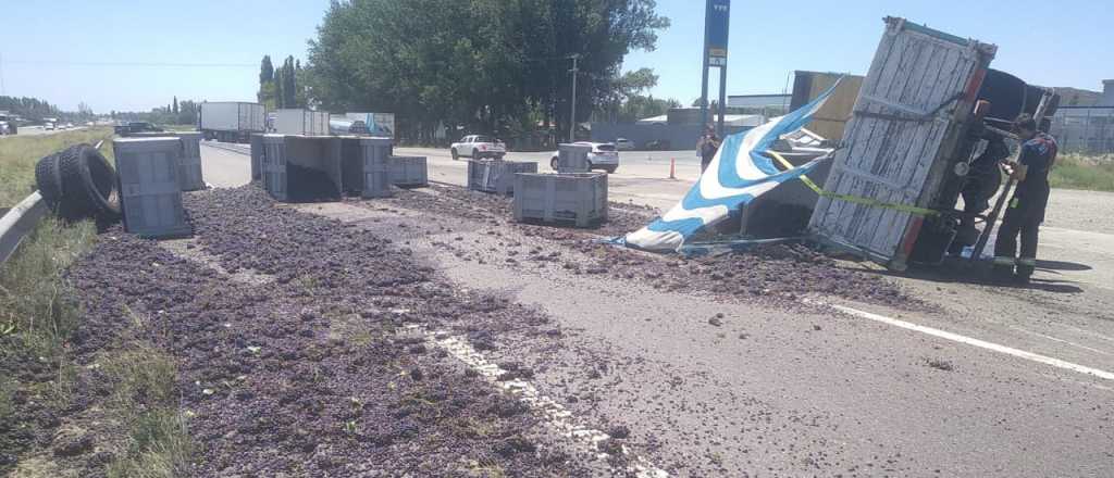 Un camión que transportaba uvas perdió una rueda y volcó sobre la ruta 40