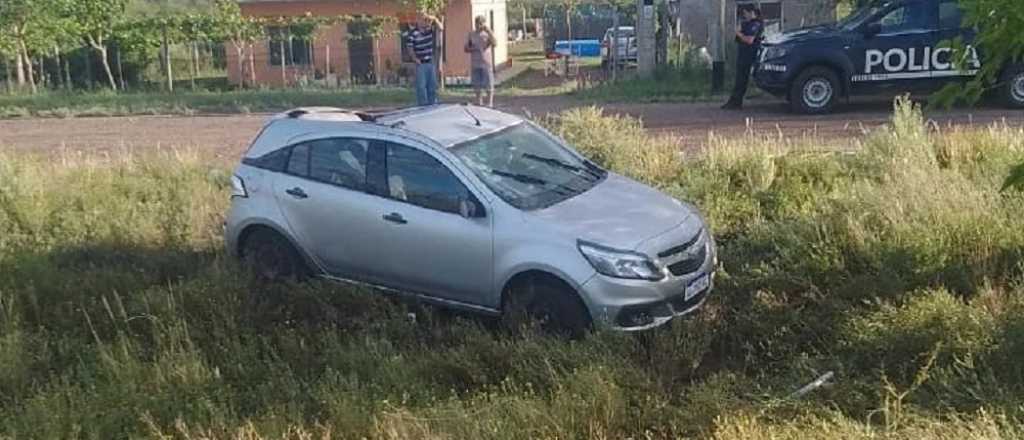 Un conductor perdió el dominio el coche, volcó y dio tumbos, en Santa Rosa