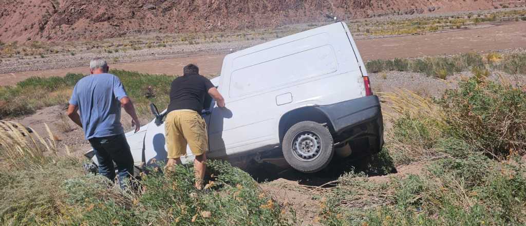 Un conductor se qued&oacute; dormido y termin&oacute; en la banquina en Alta Monta&ntilde;a