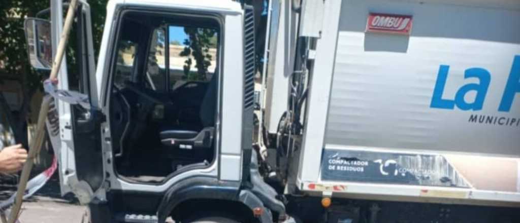 Un camión municipal se hundió en plena calle en La Paz