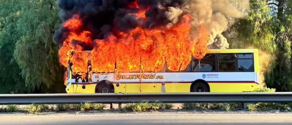 Se incendió un micro en el Acceso Este