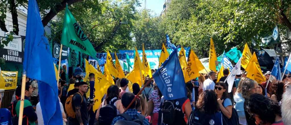 Sindicatos protestaron en la Legislatura contra la reforma laboral