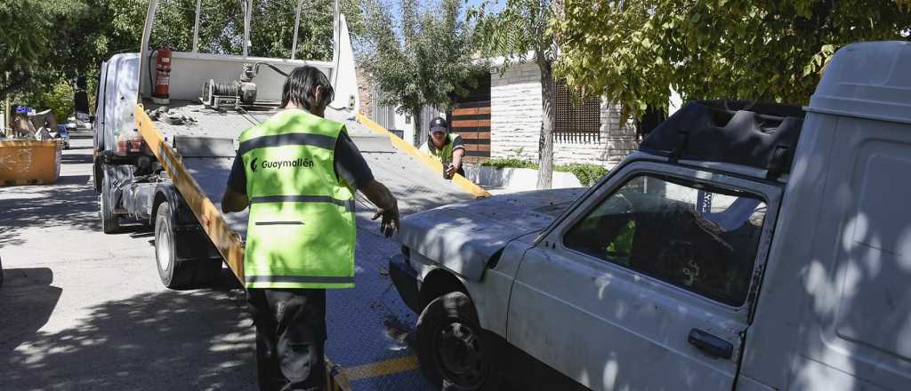 Guaymallén remueve autos abandonados en la vía pública