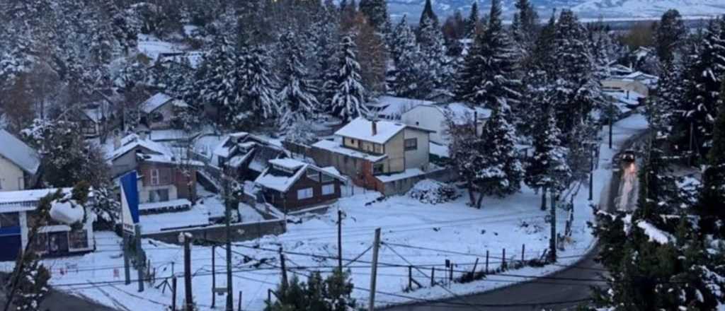 Video: una nevada sorprendi&oacute; a vecinos y turistas en Bariloche y El Bols&oacute;n