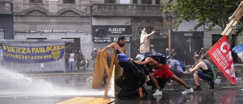 Tensi&oacute;n, incidentes, gases y explosiones en las afueras del Congreso
