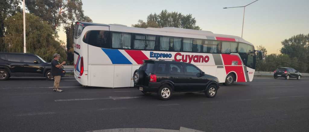 Un micro de un tour de compras perdió dos ruedas en el Acceso Sur