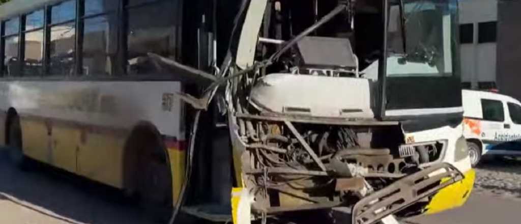 Violento choque entre un micro y un camión en Maipú