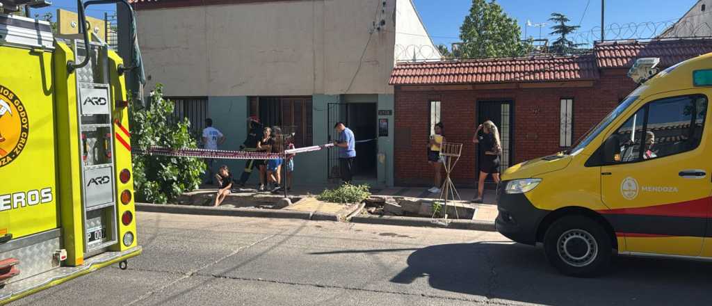 Se derrumb&oacute; una casa en Godoy Cruz y una familia logr&oacute; salir a tiempo
