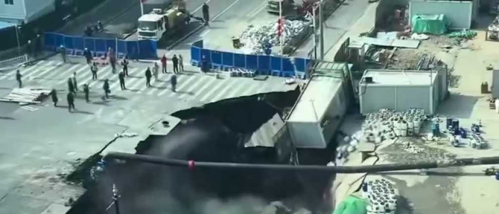 Videos: el momento en que colaps&oacute; una calle de Shanghai