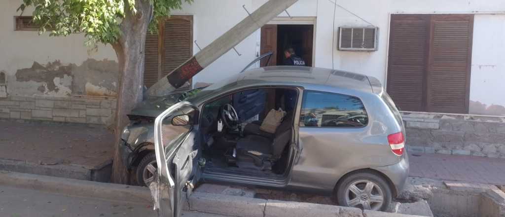 Violento choque entre dos veh&iacute;culos en San Mart&iacute;n: una persona grave