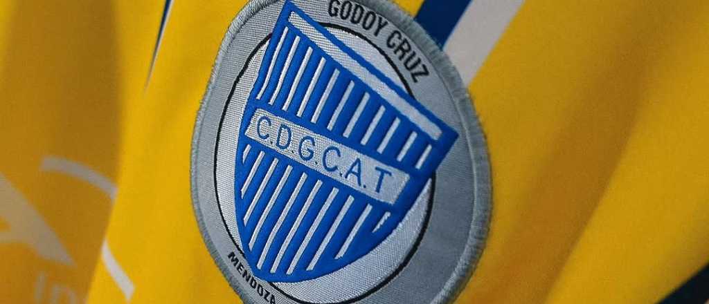 Sorpresa en Godoy Cruz por su insólita camiseta amarilla