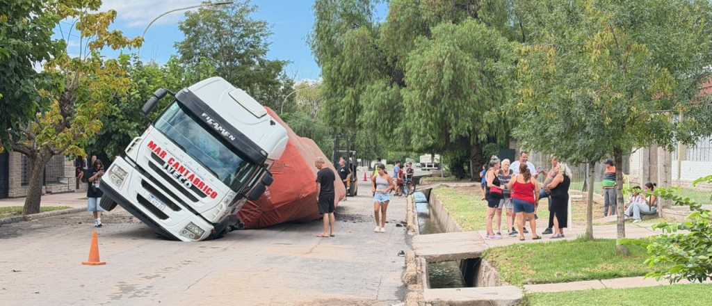 Fotos y video: se hundi&oacute; un cami&oacute;n en Maip&uacute; tras rotura cloacal de AYSAM