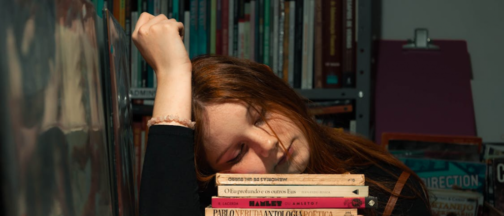 Cuerpo agotado, mente en alerta: qu&eacute; es el cansancio que no se va ni durmiendo