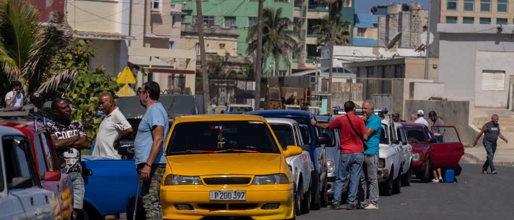 Cuba sin nafta: dan turnos por una app y tardan semanas 
