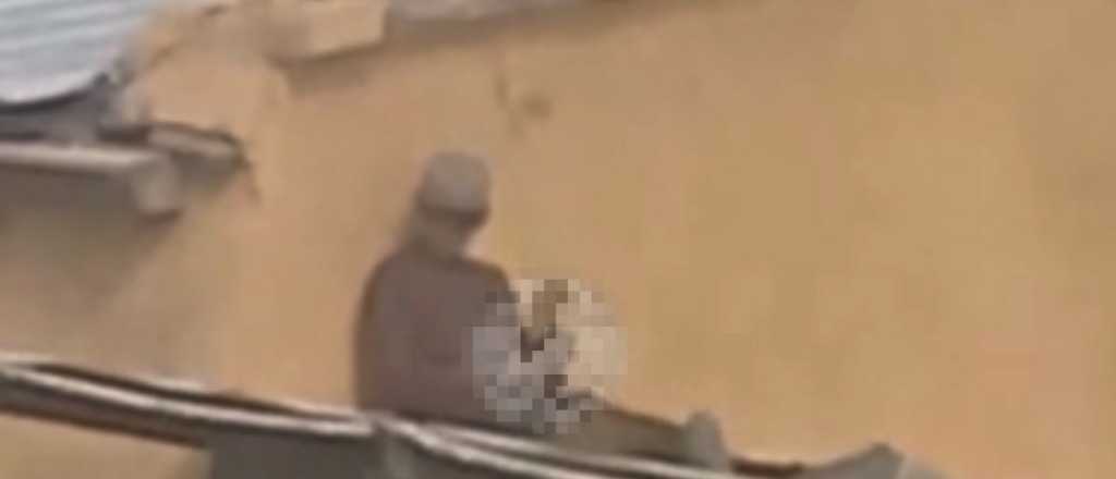 Video: un obrero cometi&oacute; un acto sexual en una escuela y lo echaron