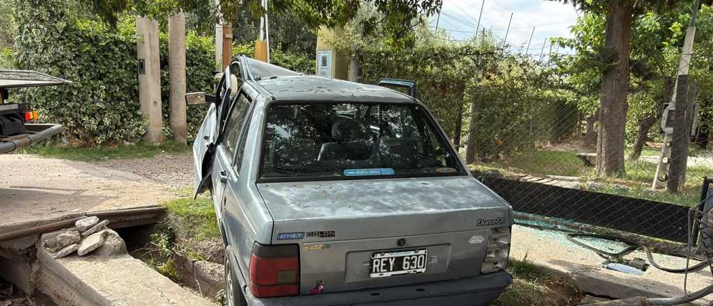 Chocó contra un árbol en Maipú y sufrió graves heridas