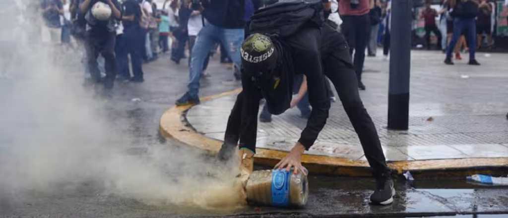 Disturbios y gases frente al Congreso mientras se debate la reforma laboral