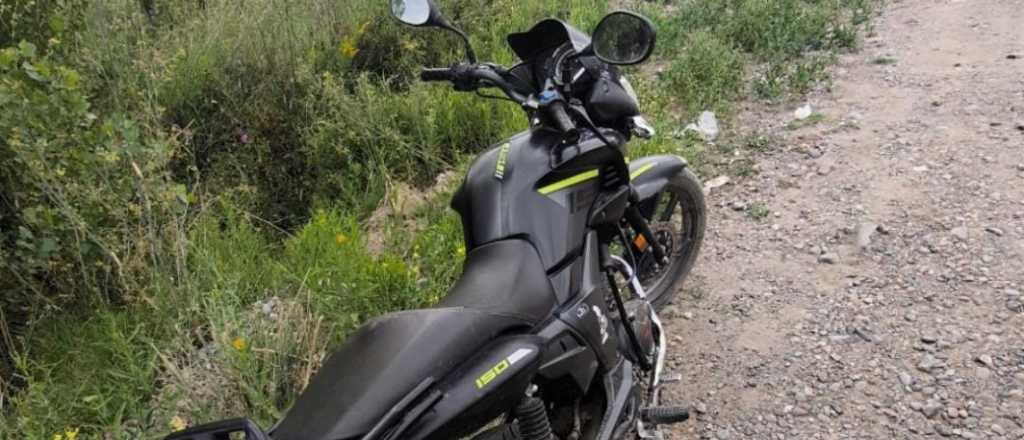 Dos jóvenes robaron una moto y los atraparon: uno tenía cocaína