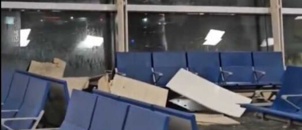 Temporal en AMBA: cayó parte del techo del Aeroparque Jorge Newbery