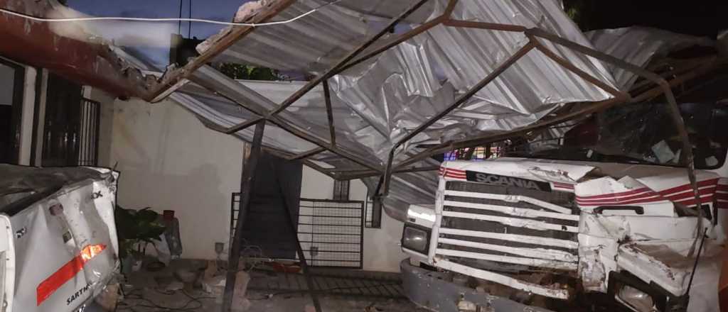 Estaban durmiendo y un cami&oacute;n choc&oacute; contra su casa en San Mart&iacute;n
