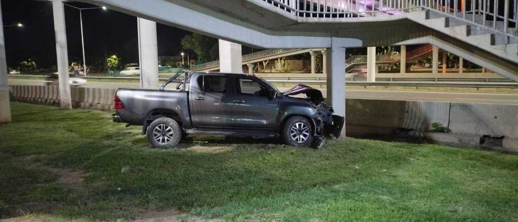 Una camioneta chocó contra una pasarela en Godoy Cruz