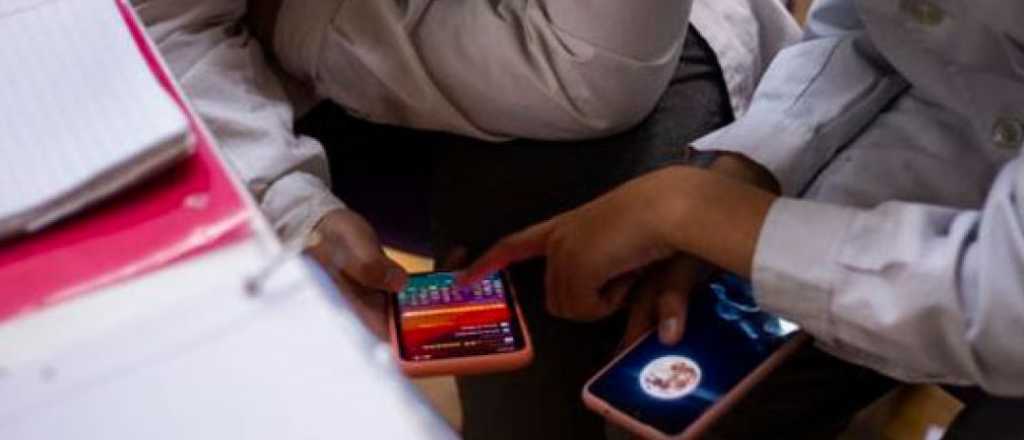 Colegios de Mendoza proh&iacute;ben el uso de celulares y los dejan bajo llave